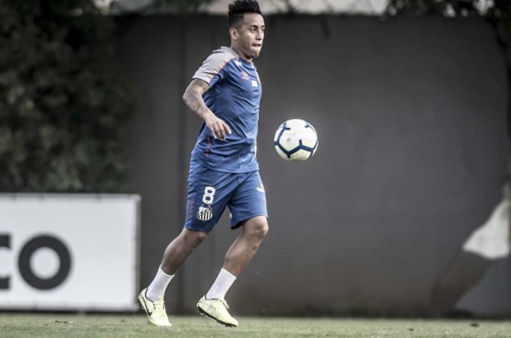 Fora dos planos, peruano retorna ao Santos e treina em separado