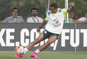 Lateral da seleção garante Santos como 1ª opção quando voltar ao Brasil