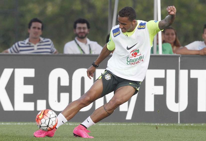 Lateral da seleção garante Santos como 1ª opção quando voltar ao Brasil