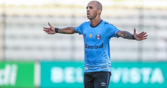 Atacante diz que atuação em Gre-Nal é exemplo de como Grêmio deve pegar Flamengo