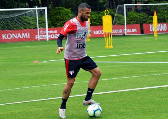 Capitão do São Paulo volta a treinar e pode ser escalado no meio de campo