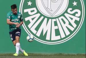 Willian vive dia de 'professor' em palestra nas categorias de base do Palmeiras