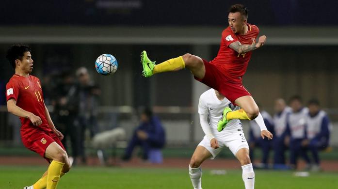 China perde, se complica na briga por vaga na Copa e vê Lippi pedir demissão