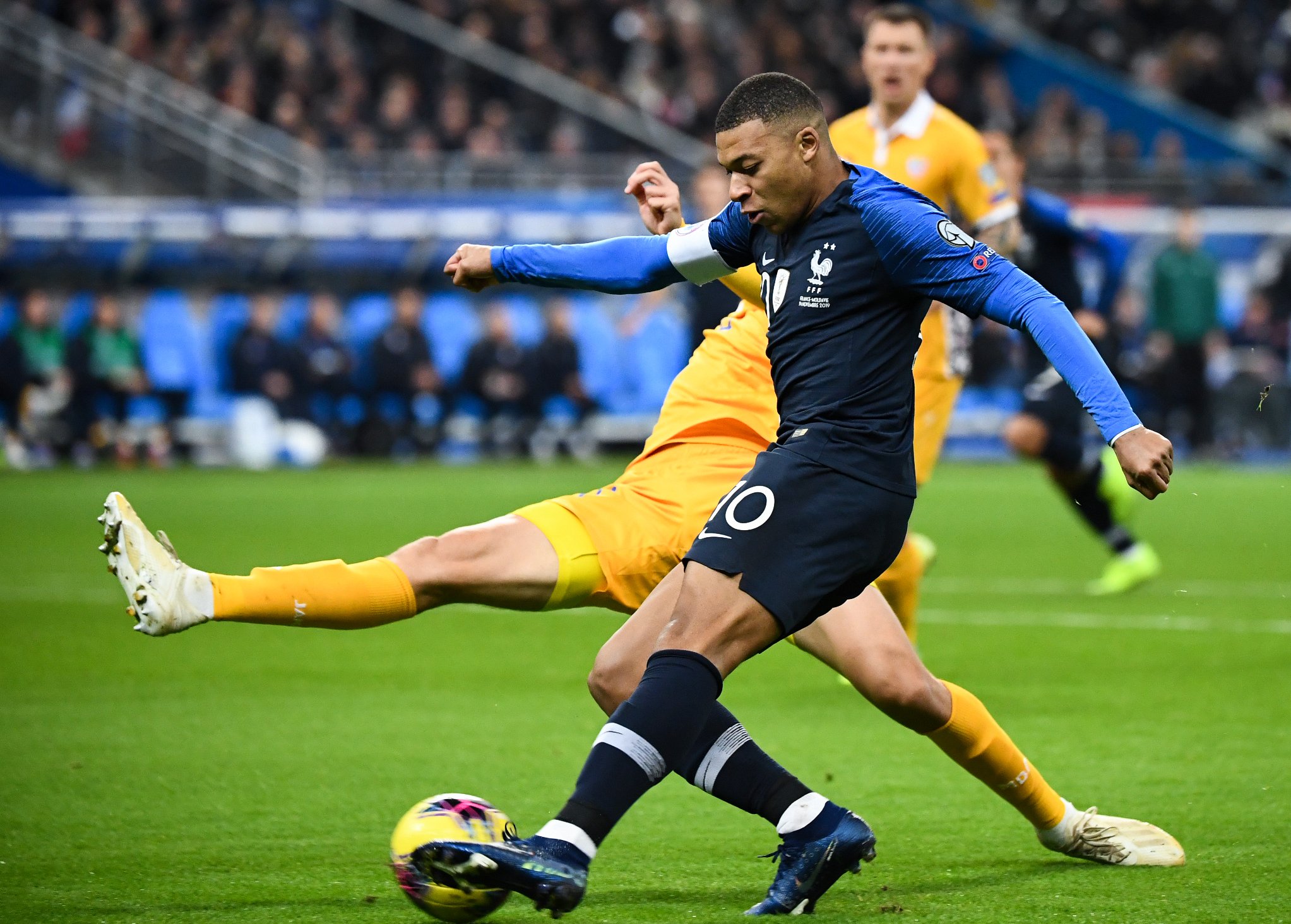 França vence Moldávia de virada e se classifica com a Turquia para a Eurocopa