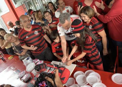 Flamengo comemora 124 anos com missa e inauguração de busto do ex-atacante Nunes
