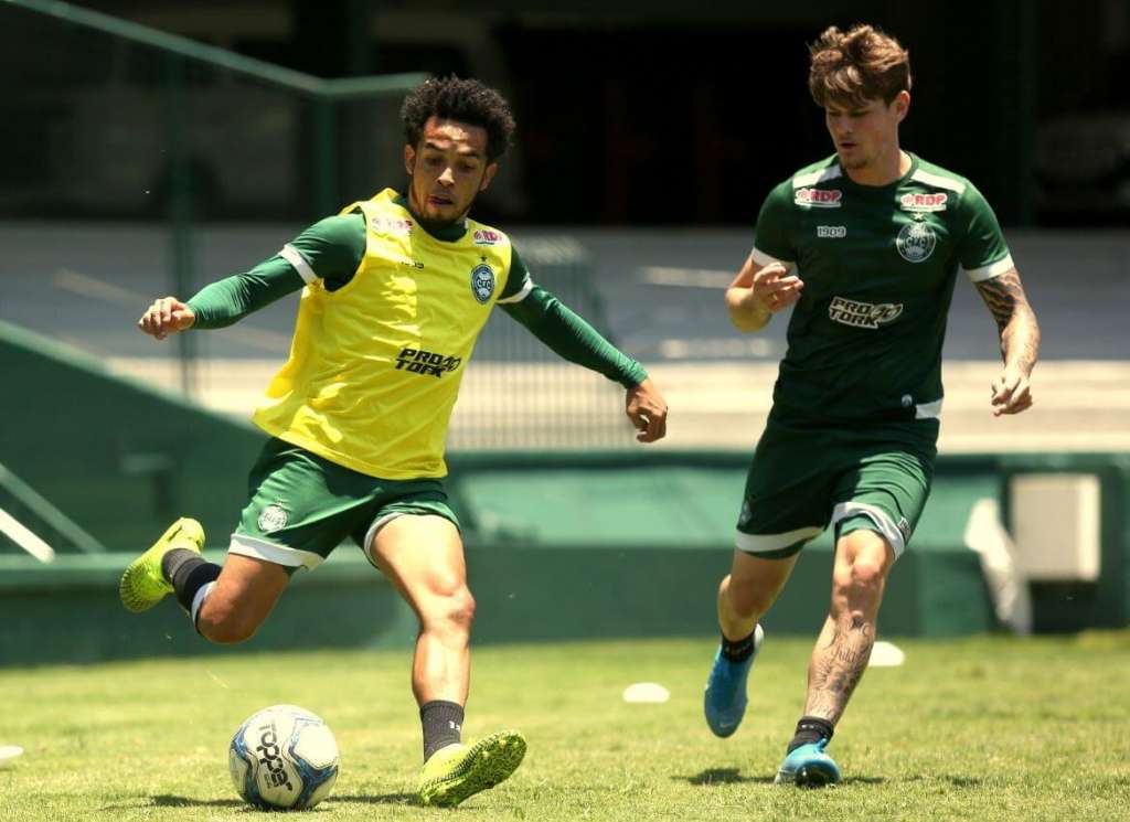 Rafinha (de amarelo) foi relacionado para o jogo deste sábado