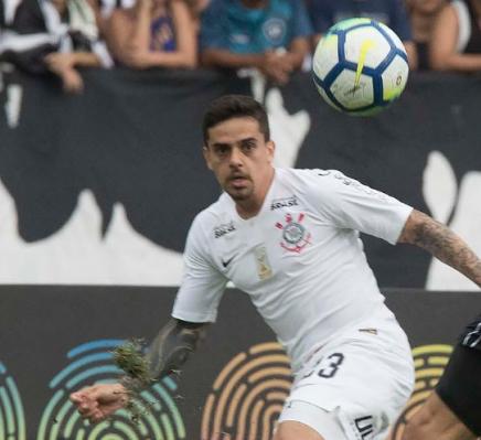 Fagner nega ter fingido lesão no Corinthians e diz: ‘Aqui não tem vagabundo’