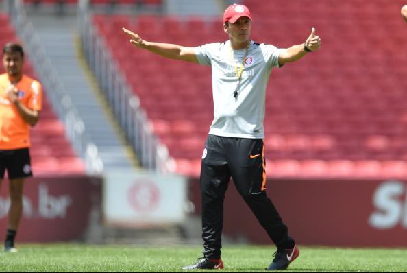 Zé Ricardo aguarda atacante para escalar força máxima contra o Corinthians