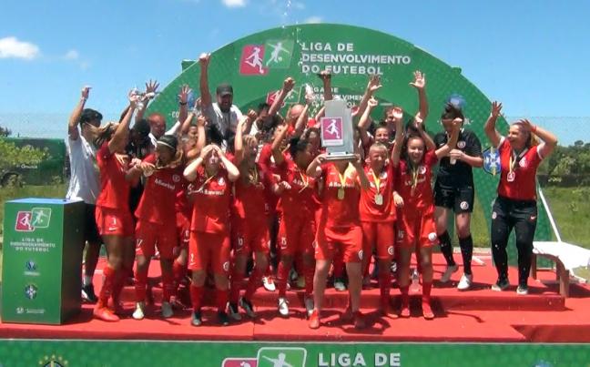 O Internacional levou a taça de campeão do Sub 16 Feminino - Israel de Oliveira/Divulgação Liga 2019