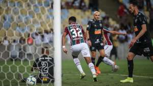 Irritação toma conta dos jogadores do Fluminense após ceder o empate no Maracanã