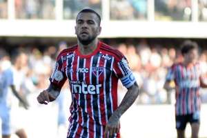 Decisivo no clássico, Daniel Alves ganha elogios: 'Emana coisas positivas'