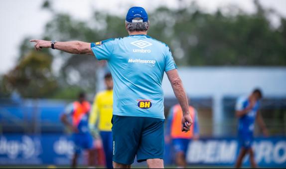 Abel mantém mistério em escalação do Cruzeiro para jogo contra o Avaí