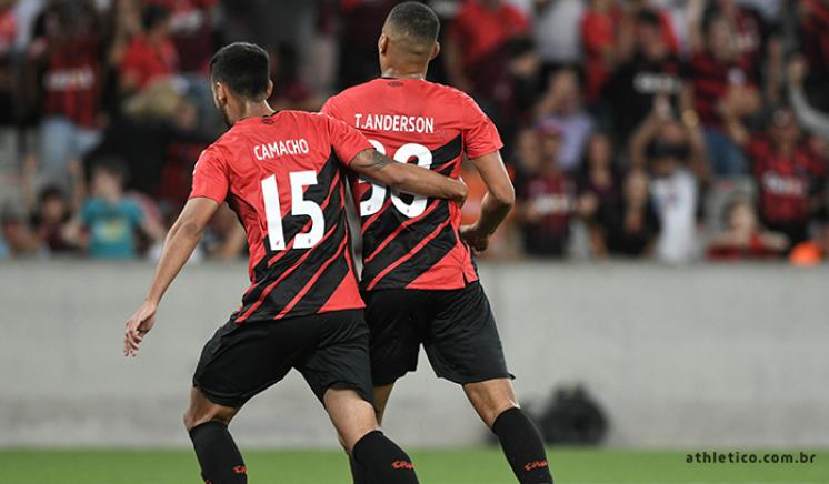 Thonny Anderson comemora gol e descarta relaxamento do Athletico-PR
