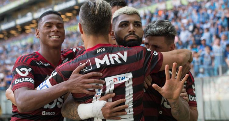 Gabigol converteu pênalti polêmico