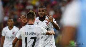 Desejado por Vasco e Corinthians, atacante do Athletico-PR acerta com time chinês