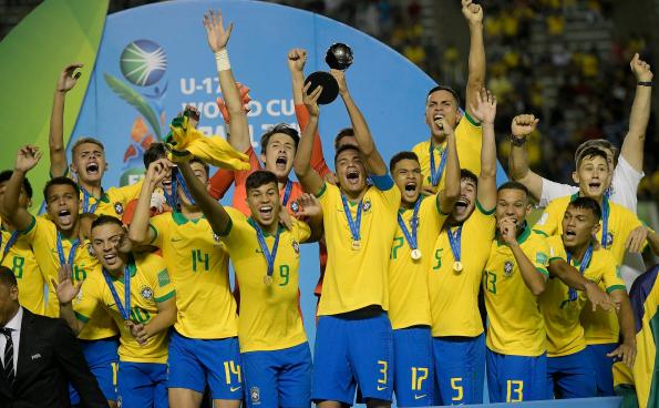 Bolsonaro encontra seleção brasileira sub-17 após conquista do título mundial