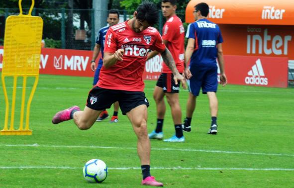 Sem marcar há um turno, atacante amarga reserva no São Paulo