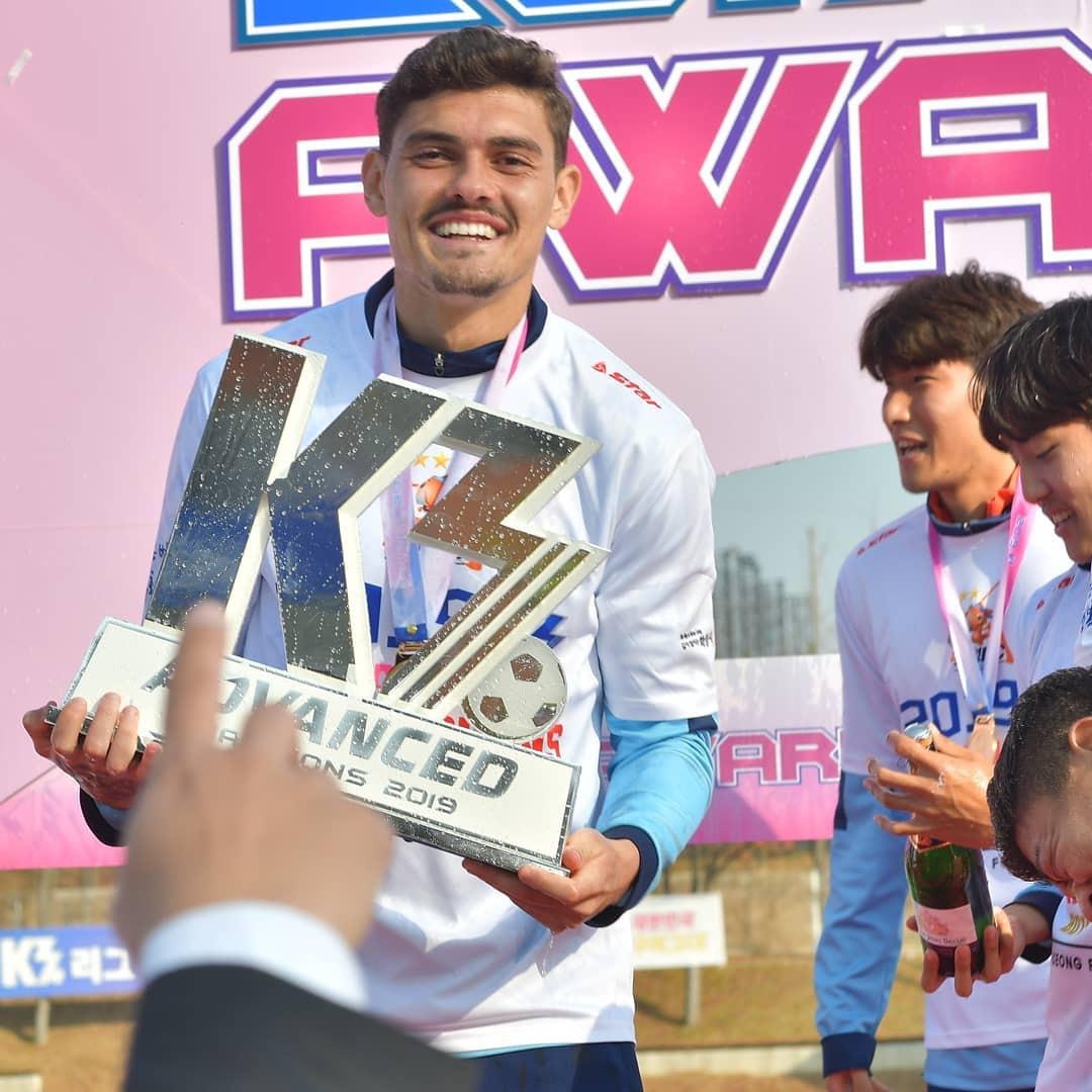 Ex-zagueiro do Red Bull Brasil é destaque em título do Hwaseong na Coreia do Sul