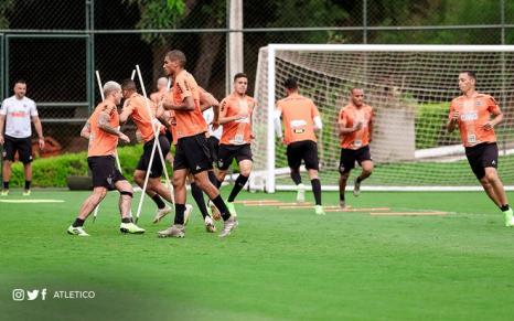 Com voltas e suspensões, Atlético-MG terá várias mudanças na defesa para domingo