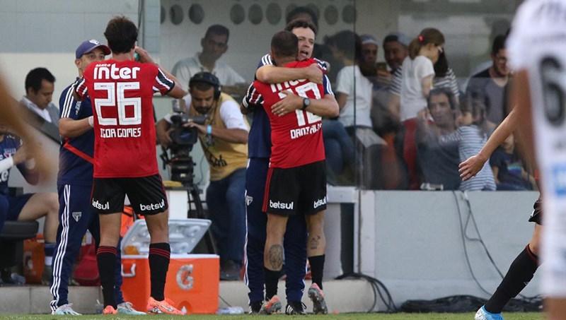 Daniel Alves comemora o gol do São Paulo - Foto: Divulgação 