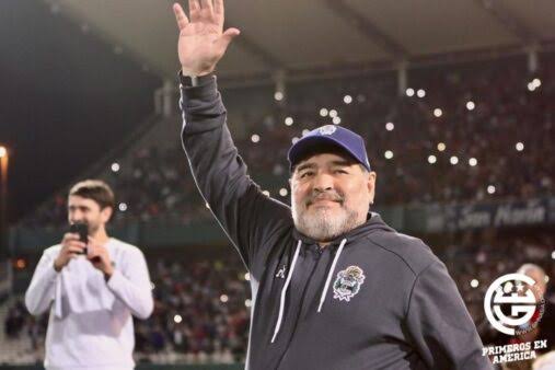 Argentino: Após menos de 3 meses, Maradona deixa cargo de técnico do Gimnasia
