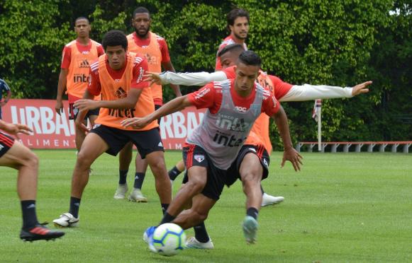 São Paulo treina com Antony e garotos da base, mas sem Tiago Volpi