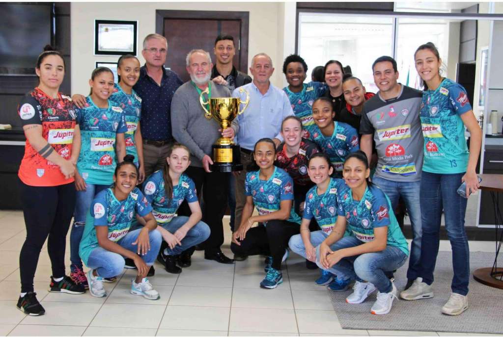 Baterias Júpiter/Cianorte Futsal representa o Brasil