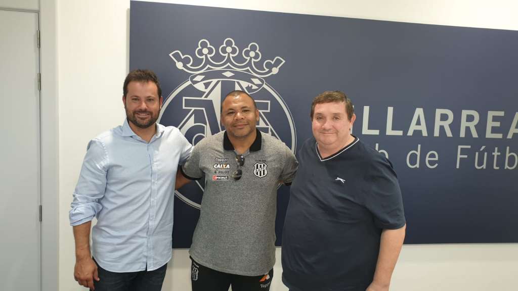 Fábio Barrozo ladeado dos diretores do Villarreal