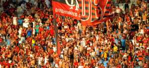 Torcida lota porta do CT para se despedir do elenco do Fla antes da viagem a Lima