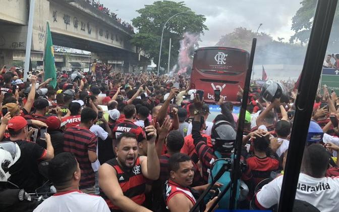 Flamengo atravessa ‘mar de torcedores’ na chegada a aeroporto e embarca para Lima