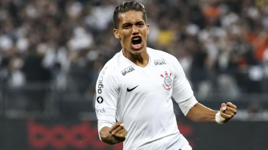 Atacante revela que está perto de renovar contrato com o Corinthians