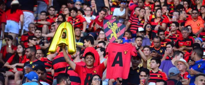 Torcida do Sport invadiu gramado da Ilha no final do jogo