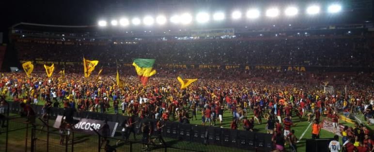 torcida do leão invadiu gramado da Ilha do Retiro