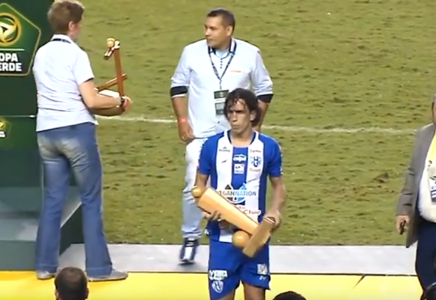 Verdadeiro design do troféu recebido por Nicolas na final