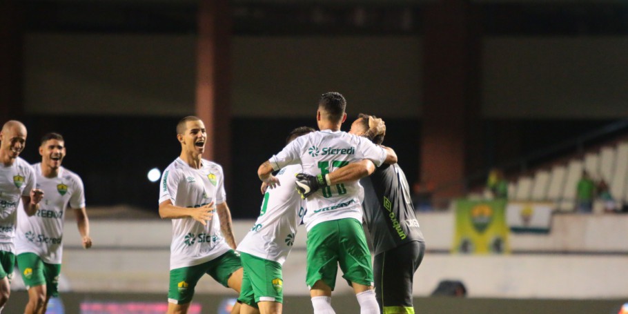 Jogador do Paysandu perde pênalti bizarro e vira piada. ASSISTA! 2 0002050431561 img