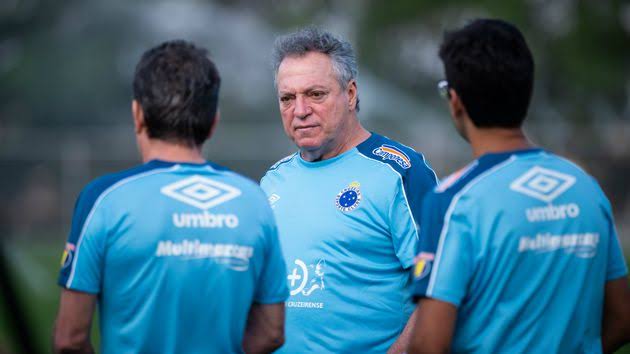 Torcida do Cruzeiro picha muros da Toca da Raposa com críticas a elenco e diretoria 2 0002050431584 img