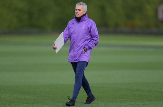 De volta à Inglaterra, Mourinho diz assumir Tottenham ‘emocionalmente mais forte’