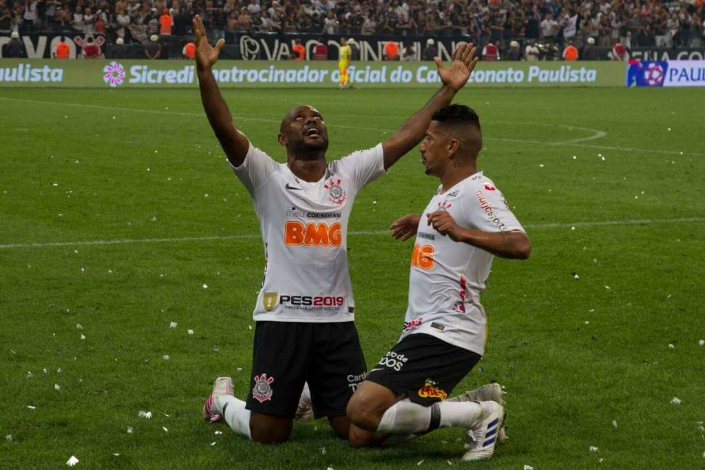 Vagner Love deve ser titular no ataque do Corinthians