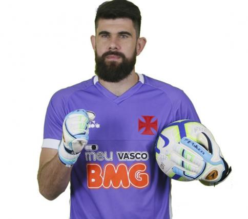 Fernando Miguel valoriza desempenho pessoal e reação do Vasco no ano