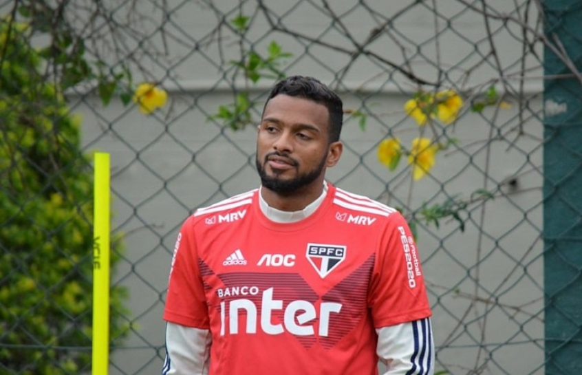 Com amidalite, Reinaldo vira dúvida no São Paulo para pegar o Ceará