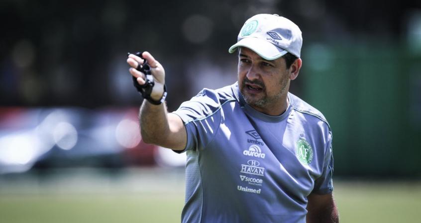 Em ‘decisão’, Marquinhos Santos avisa: “Temos que honrar a camisa da Chape”