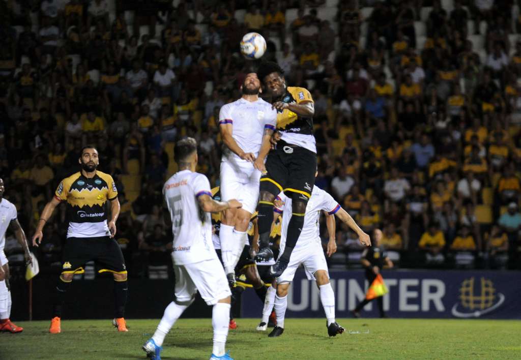 Sandro deixou o futuro em aberto no Criciúma (Foto: Caio Marcelo/Criciúma)