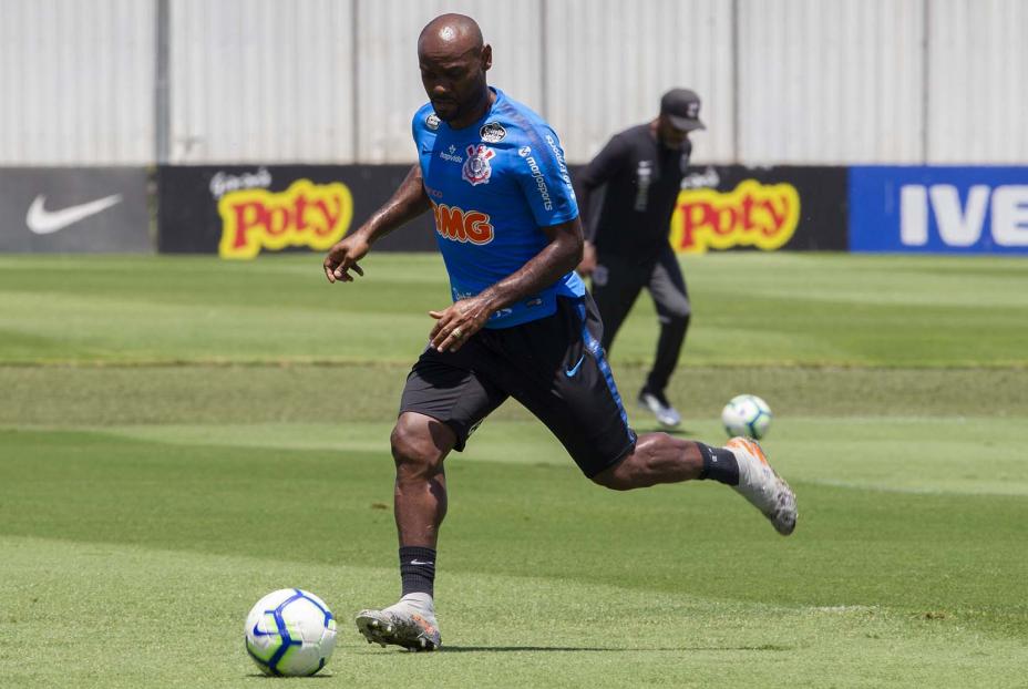Vagner Love ganha chance e reclama da era Carille: ‘Recebíamos poucas bolas’