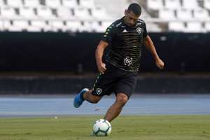 Com novidades, Botafogo enfrenta Corinthians para não parar na degola