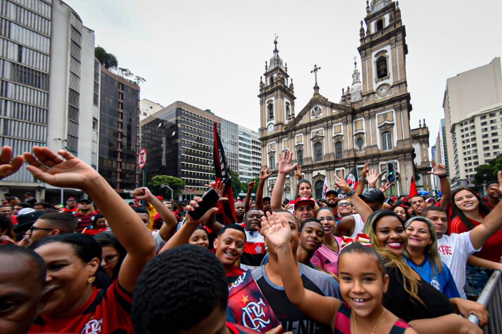 Voo do Flamengo chega ao Rio com atraso; Torcedores já festejam na Candelária