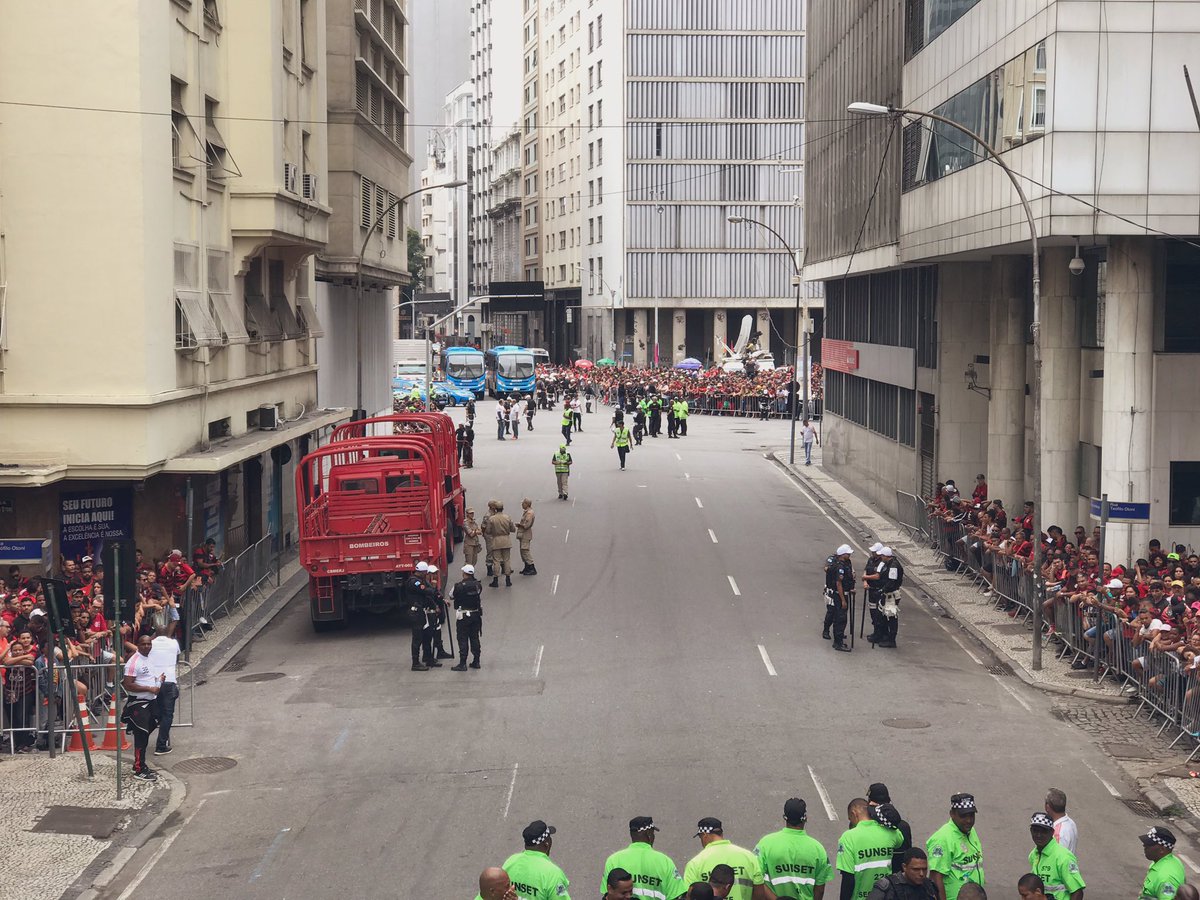 Milhares de torcedores se reúnem no centro do Rio à espera do Flamengo