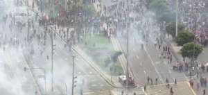 Após título, desfile do Flamengo termina em confusão entre PMs e torcedores