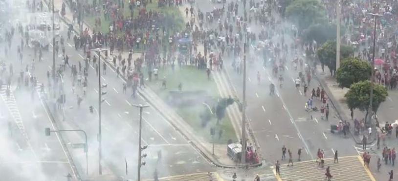 Após título, desfile do Flamengo termina em confusão entre PMs e torcedores
