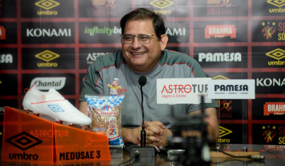 Guto Ferreira foi o técnico da rodada