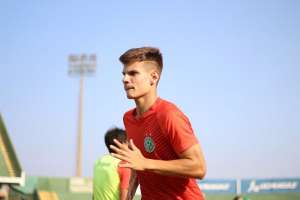 Volante do Guarani celebra estreia no profissional: 'Sonho de criança realizado'